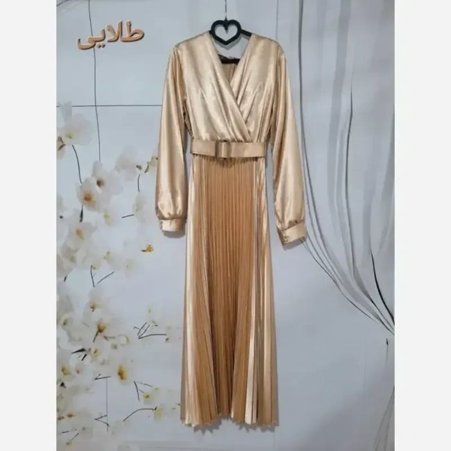پیراهن مجلسی زنانه ساتن ال ایکس آستین بلند با کمربند و دامن پلیسه رنگ طلایی