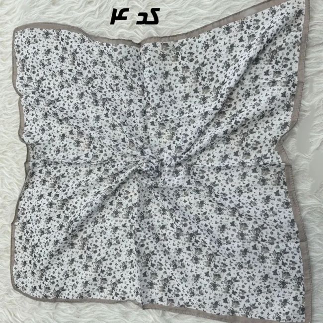مینی اسکارف نخی نسکافه ای طرح دار قواره 65 در 65 سانتی متر