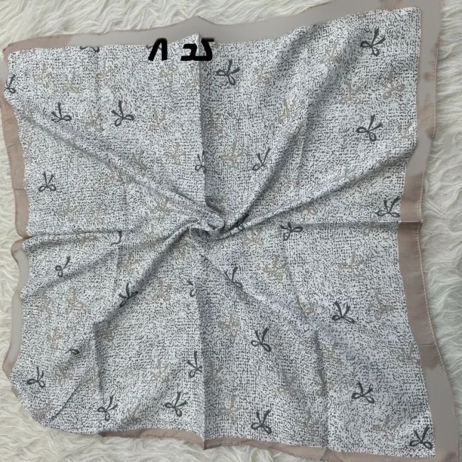 مینی اسکارف کرمی نخ قواره 65x65 سانتیمتر مناسب استفاده روزمره بدون آبرفت و رنگ رفت