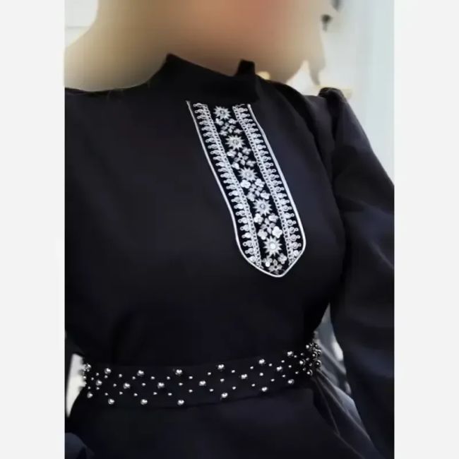 پیراهن زنانه مجلسی طرح سیمین جنس کرپ مازراتی رنگ مشکی با خرجکار هندی و کمربند مرواریدی