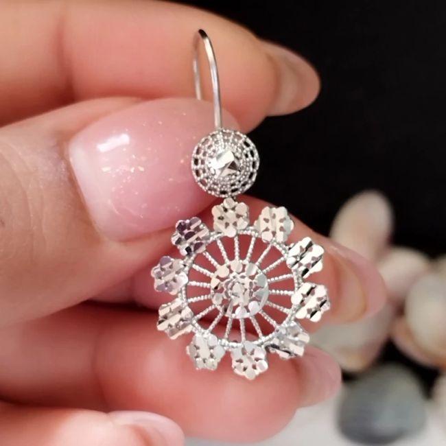 گوشواره نقره زنانه طرح گل تراش دار عیار 925 روکش طلا سفید BSJ silver