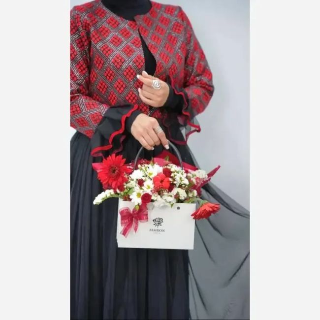 ست کت و دامن یلدا جنس کت گلیمی تافته و نخ آکریلیک لمه دار دامن تور آستر دار رنگ مشکی قرمز فری سایز 38 تا 46