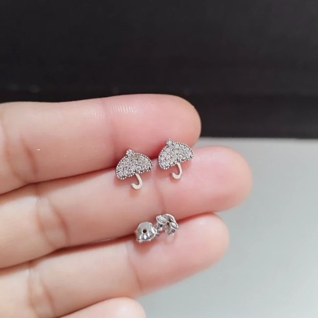 گوشواره نقره زنانه میخی عیار 925 طرح چتر جواهری رنگ نقره ای