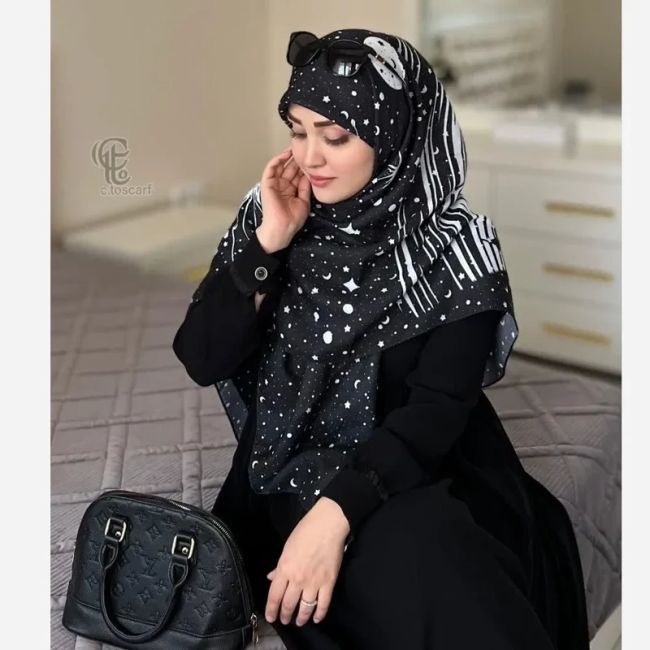 روسری نخی طرح ماهلین ابعاد 140 در 140 زمینه مشکی با ماه و ستاره سفید