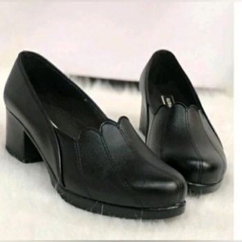 کفش طبی زنانه پاشنه دار مدل هلالی با رویه چرم صنعتی مشکی و زیره PVC