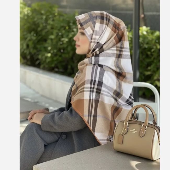 روسری نخی کاستوم طرح مونا چهارخونه قواره بزرگ 140 سانتیمتر دور چرخ دوز