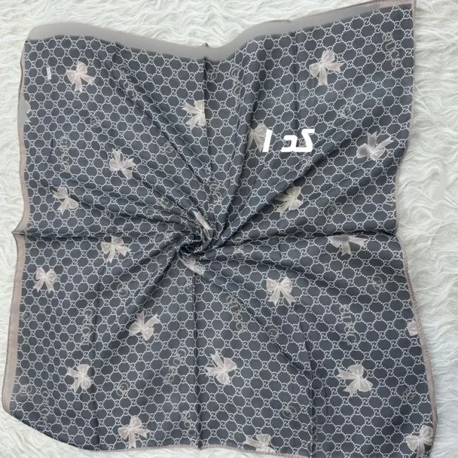 مینی اسکارف نخی نسکافه ای طرح دار قواره 65 در 65 سانتی متر