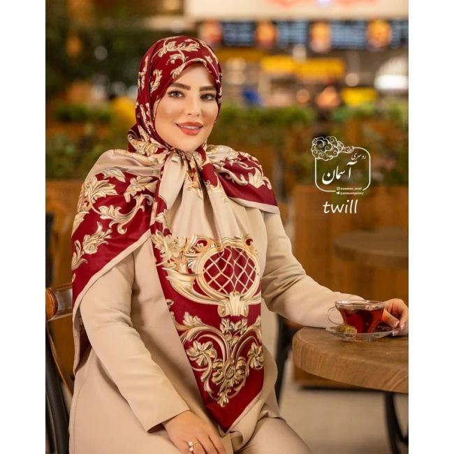روسری ساتن ابریشم طرح رزیتا قواره 140 دور دوخت ایستایی عالی