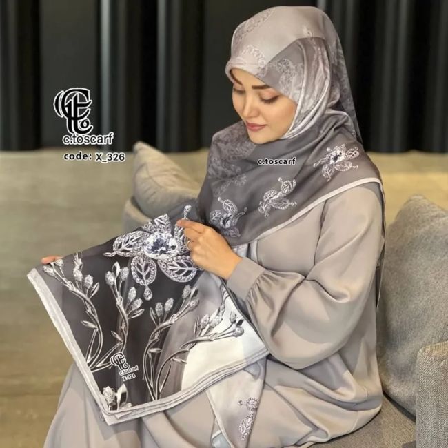 روسری مجلسی نخ کاستوم طرح طناز قواره بزرگ 140 سانتیمتر دو رو ساده و گل سه بعدی