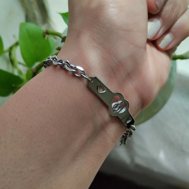 دستبند استیل زنانه رنگ ثابت و ضد حساسیت سایز مدیوم رنگ نقره ای