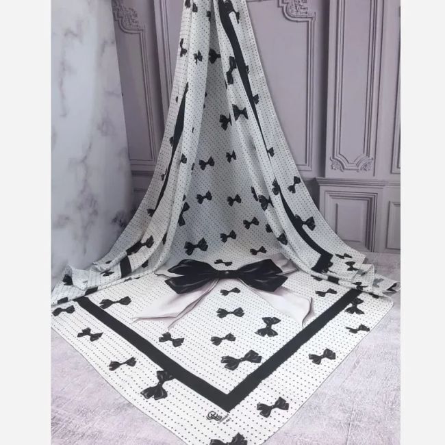 روسری نخی طرح پاپیون خالخالی ابعاد 140 در 140
