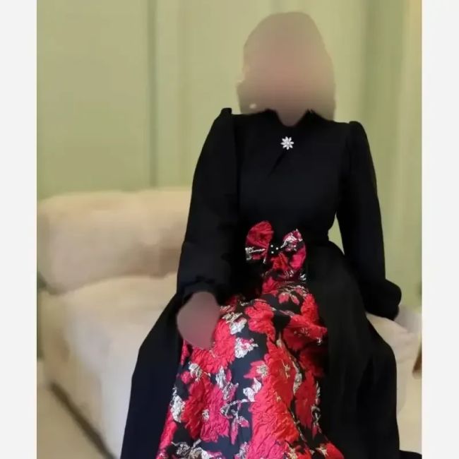 پیراهن مجلسی زنانه طرح هلینا کرپ مازراتی و ژاکارد ترک رنگ مشکی دامن قرمز سایز 5