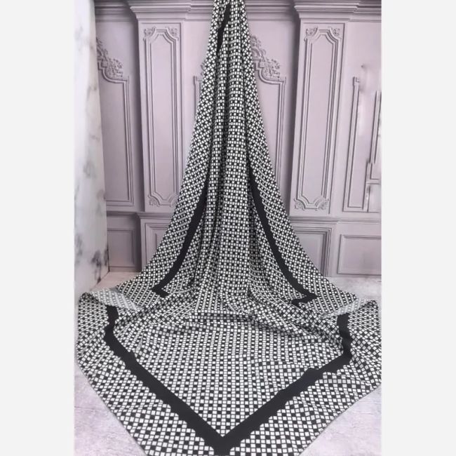 روسری نخ طرح مایایه سفید مشکی دوردوز ابعاد 140 در 140