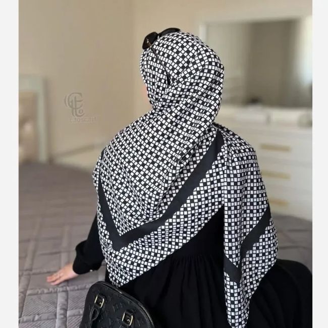 روسری نخ طرح مایایه سفید مشکی دوردوز ابعاد 140 در 140