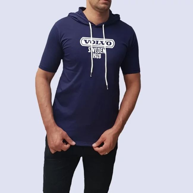 تیشرت کلاه دار مردانه سورمه ای طرح ولوو مدل W465Z جنس نخ اعلا سایز L XL 2XL